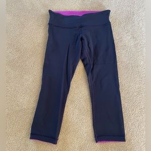 Lululemon black and magenta reversible cropped leggings